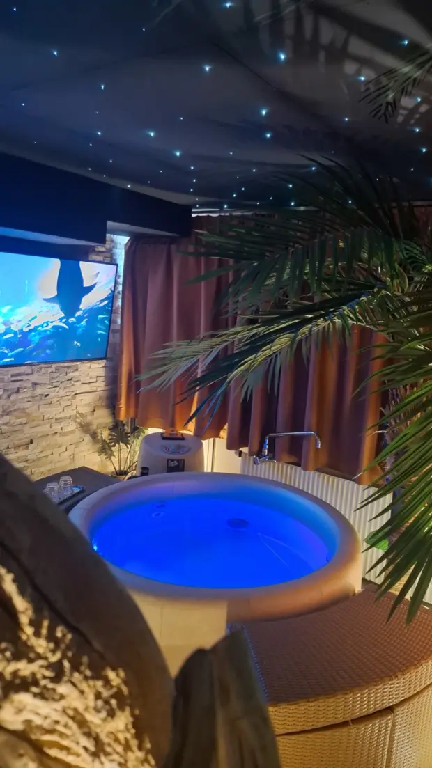 Salle à thème avec Jacuzzi et ciel étoilé
