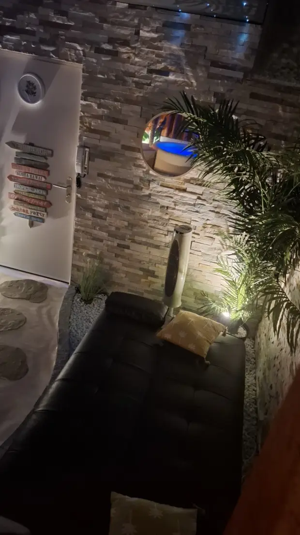 Salle détente avec hublot sur le Jacuzzi